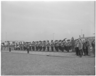 182-1 De Luchtmachtkapel staat aangetreden op het vliegveld bij de opening van Luchthaven Rotterdam..