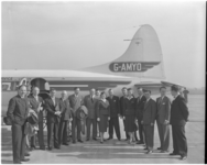 182-2 Groep genodigden staat voor een vliegtuig bij de opening van het vliegveld Zestienhoven.