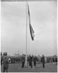 182-3 Commissaris van de koningin mr. J. Klaasesz opent met het hijsen van de vlag het vliegveld Zestienhoven.