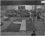 182-4 Een enorme maquette van vliegveld Zestienhoven op de vloer van een hal.