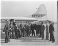 182-5 Genodigden voor een vliegtuig bij de opening van het vliegveld Zestienhoven.
