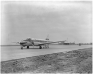 182-7 Vliegtuig op vliegveld Zestienhoven.
