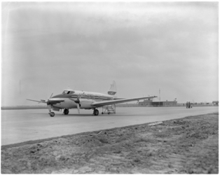 182-7 Vliegtuig op vliegveld Zestienhoven.
