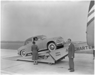 182-9 Een personenauto als vracht voor een vliegtuig van Air Charter Limited.