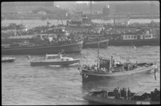1857-4 Drukte met vaartuigen op de Nieuwe Maas rond de feestelijke stapelloop van ss 'Rotterdam' bij de RDM.
