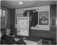 1860-1 Presentatie door het Nederlands Zuivelbureau voor melk tijdens tentoonstelling 'In Zuivelland' op het Zuidplein.
