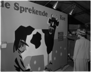 1860-4 Ontmoeting met een 'Sprekende Koe' tijdens de openingsrondgang over de tentoonstelling 'In Zuivelland' op het ...
