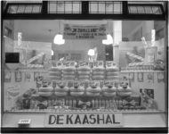 1860-8 Etalage van zuivelwinkel 'de Kaashal' (Rosestraat 2) met uitstalling van zuivelproducten.