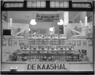 1860-8 Etalage van zuivelwinkel 'de Kaashal' (Rosestraat 2) met uitstalling van zuivelproducten.