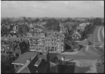 1920-2 Uitzicht vanaf Kralingerhout-flat richting Kortekade (links-midden) en Kralingse Plaslaan.(rechts)