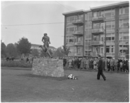 196-1 Herdenking bij het beeld van De Atletische Vrouw tegenover de ingang van Diergaarde Blijdorp.