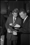1963 Twee heren houden schoenen vast en bekijken de zolen.