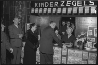 1964 Burgemeestersechtpaar Van Walsum start de campagne voor de kinderpostzegels in het hoofdpostkantoor aan de Coolsingel.