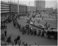 1965-1 Wandeling van reunisten van de Nederlandse Economische Hogeschool vanaf Centraal Station.