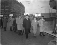1965-2 Reunisten van de Nederlandse Economische Hogeschool wandelen met hun jaarclubborden vanaf Centraal Station langs ...