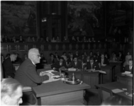 1966 Oud-burgemeester van Rotterdam, prof. mr. P.J. Oud spreekt in de raadszaal het jeugdparlement Zuid-Holland toe.