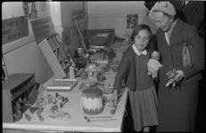 1984 Mevrouw Van Walsum-Quispel staat met een meisje bij een tafel met speelgoed tijdens de opening van de ...
