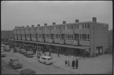 1990 Overzicht van nieuw geopende winkelcentrum aan de Schere in Zuidwijk.