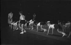 1993 Jeugdigen in beweging met handen en voeten op het toneel van de Groote Schouwburg-Zuid tijdens een uitvoering van ...