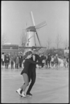 20010-41 Schaatsdemonstratie bij IJsclub Charlois op de ijsbaan aan de Kromme Zandweg; op de achtergrond molen de ...