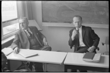 20010-94-39 Persconferentie met hoofdinspecteur C.M.J. van der Weijden en inspecteur J.A. Blaauw (r.) naar aanleiding ...