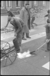20011-7 Werknemers van de Dienst Bestratingen verwijderen een zebrapad op de Beukelsdijk.