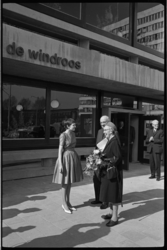 20012-21-7 Burgemeestersechtpaar Van Walsum-Quispel bij de opening van jeugdherberg De Windroos aan de Rochussenstraat.