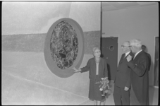 20012-26-39 Burgemeester Van Walsum met echtgenote staan bij glazen wandversiering van Ger van Iersel in de hal van de ...