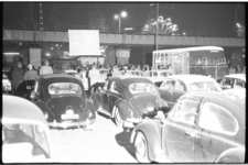 20012-4-29 Drive-in bioscoop met projectiescherm op spoorviaduct op de St. Jacobsplaats. De voorstelling wordt verzorgd ...