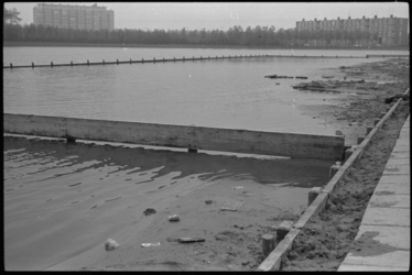 20012-88-25 Vervuild zwemwater in het strandbad aan de Oldegaarde in Zuidwijk.
