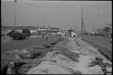 20013-1-35 De Parallelweg (Linker Maas Oever) is opgebroken in verband met het slaan van een damwand voor de metrobouw.