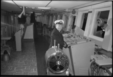 20013-36-24 Kapitein A. C. Valk, 75 jaar, op de brug van de mammoettanker Esso Den Haag.