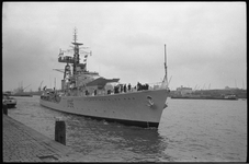 20014-45-6 Het Engelse fregat HMS Crossbow onder commando van kapitein-luitenant ter zee, B. Idiens, meert af aan de ...
