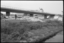 20014-6-19 Het treinviaduct over de Horvathweg. Op de achtergrond de Van Nelle-fabriek.