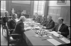 20017-38-18 Burgemeester Van Walsum (achterin - midden) met zijn wethouders en de gemeentesecretaris vergaderien op het ...