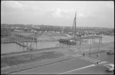 20017-72-28 Overzicht van heiwerk voor de Soetendaalsebrug over het Noorderkanaal, een tweedelige brug met een ...