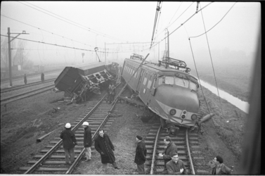 20018-63-7 Ontsporing van treinen na aanrijding tussen personentrein en goederentrein op het baanvak Lombardijen-Barendrecht.