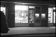 20019-66-19 Verlichte étalage van sigarenmagazijn Brekelsveld.