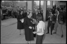 20021-1-29 Burgemeester G.E. van Walsum ontvangt prinses Beatrix in verband met haar bezoek aan de nationale jeugddag ...