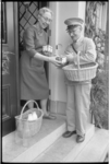20021-25-9 Burgemeestersvrouw Van Walsum koopt potjes met zaad aan de deur bij de RMI-melkboer.