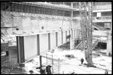 20021-27 Kapspant concertgebouw De Doelen in de takels. Het is de eerste spant die gemonteerd gaat worden op het ...