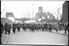 20021-46-15 De Marinierskapel marcheert tijdens dodenherdenking op de Hoogstraat,ter hoogte van de Botersloot, richting ...