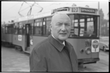 20023-35-2 Portret van dhr. J. H. van der Knaap, chef vervoer RET, 40 jaar in dienst.