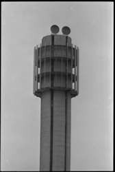 20023-54-44 Topgedeelte van PTT-toren in aanbouw, tweede districtscentrale van de Telefoondienst Waalhaven.