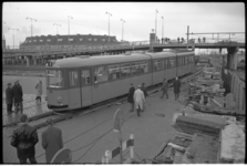 20023-87C-2A Uitrijden van nieuw model gelede tram (model 351) uit RET-remise Kleiweg met zicht op Rozenlaanviaduct.
