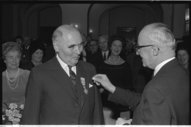20024-25-4 Mr. A.H. Lührs, hoofdadministrateur van de secretarie-afdeling Sociale Zaken, krijgt onderscheiding.