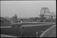 20025-21-4 Gedeelte van IJsselmondseplein, de Van Brienenoordbrug en woningen van Oud-IJsselmonde.