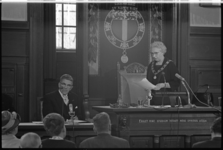 20025-69-13 Loco-burgemeester en wethouder mej. N. Zeelenberg spreekt de aanstaande burgemeester, W. Thomassen, toe ...