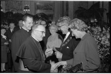 20025-71-34 Felicitaties namens de rooms-katholieke kerk door bisschop M.A. Jansen tijdens receptie -na zijn ...