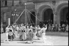 20025-84-10 Dansgroep Les Enfants d'Aurasio uit Frankrijk voeren voor het stadhuis traditionele dans uit.